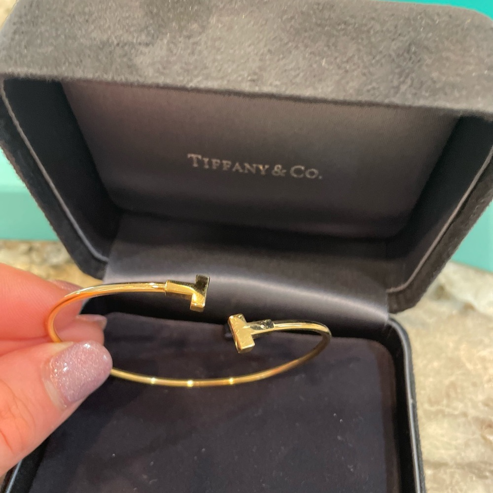 T Wire Bracelet in gold